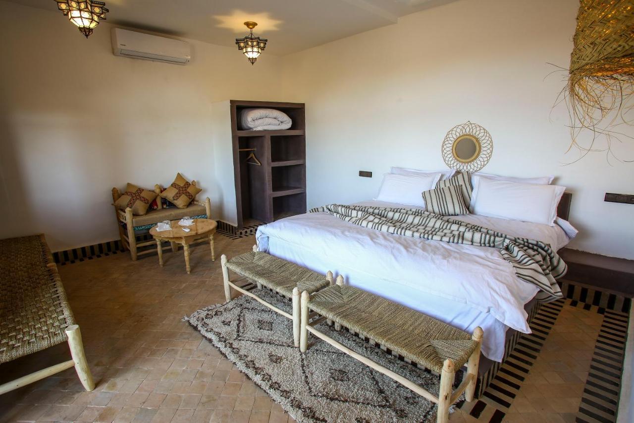 Riadsuerteloca Merzouga Hassilabied Eksteriør billede A bedroom in a luxury desert camp