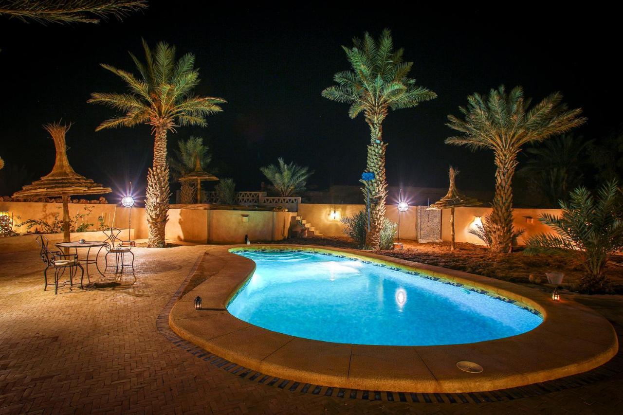 Riadsuerteloca Merzouga Hassilabied Eksteriør billede A swimming pool at night