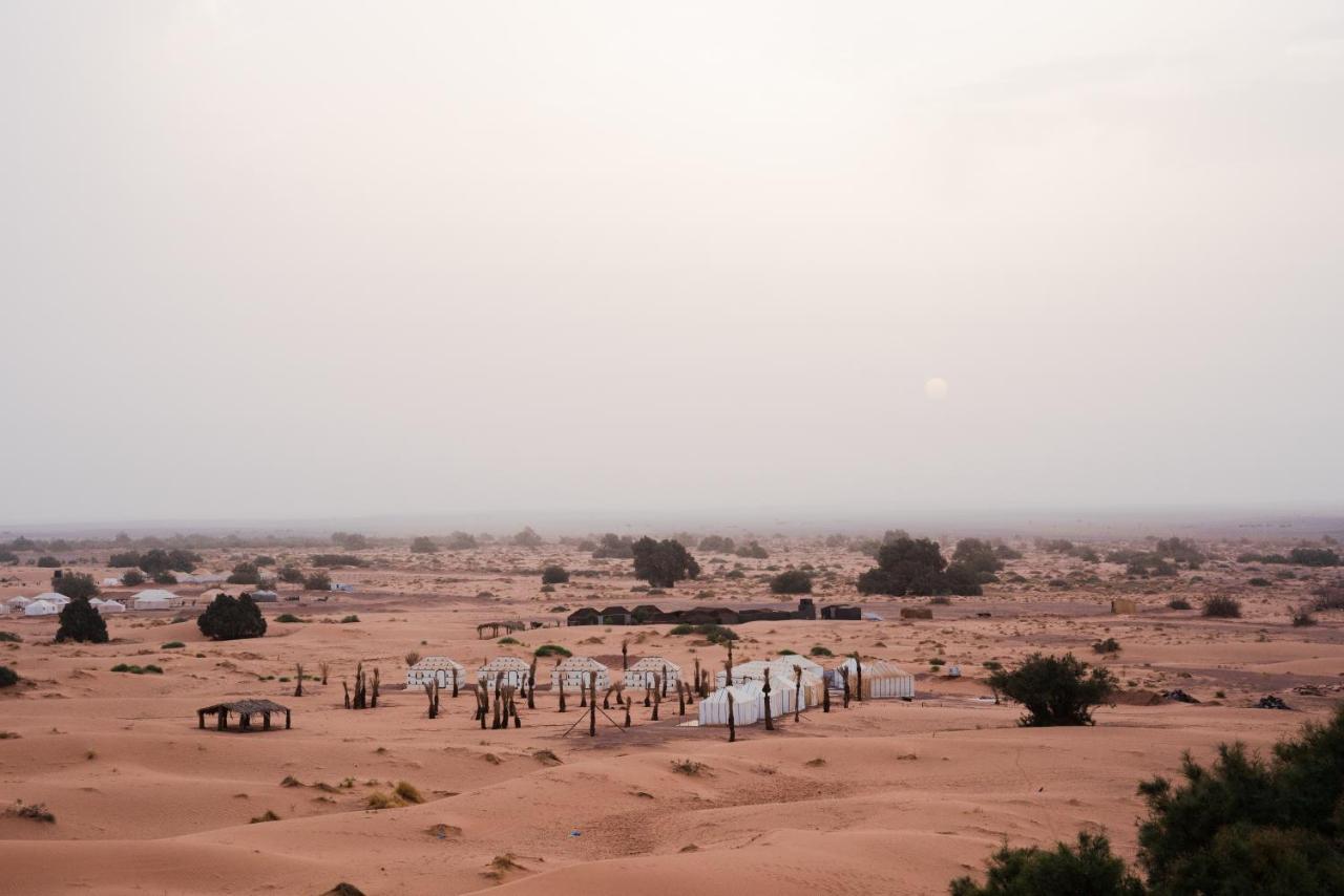 Riadsuerteloca Merzouga Hassilabied Eksteriør billede A camp in the desert