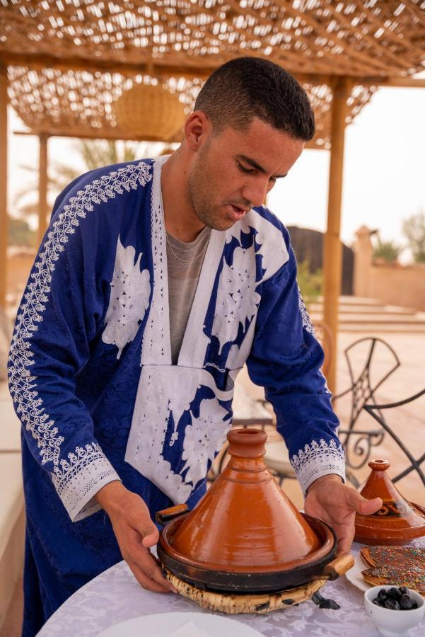 Riadsuerteloca Merzouga Hassilabied Eksteriør billede A Moroccan Jew wearing a blue talit