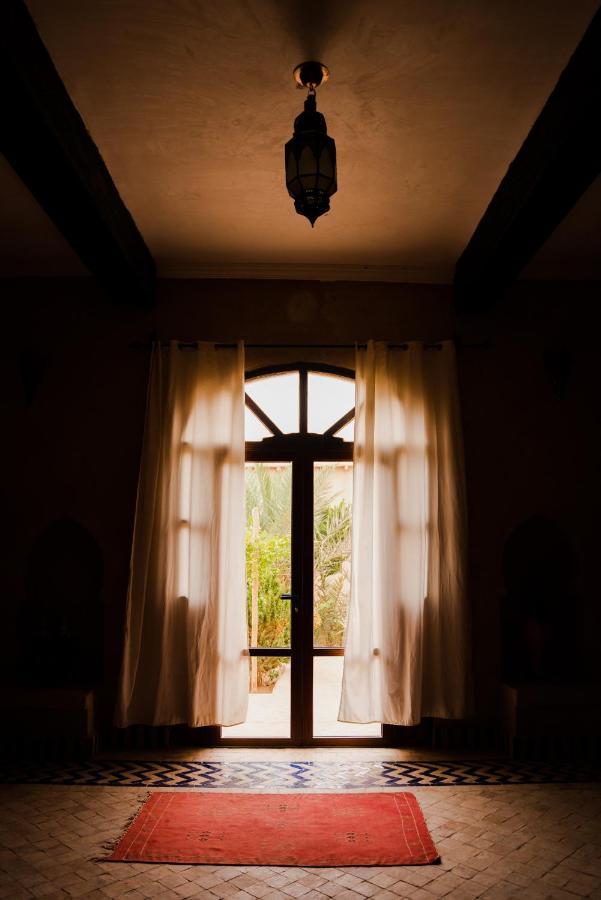 Riadsuerteloca Merzouga Hassilabied Eksteriør billede Window with curtains