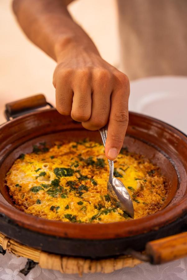Riadsuerteloca Merzouga Hassilabied Eksteriør billede A pot of couscous
