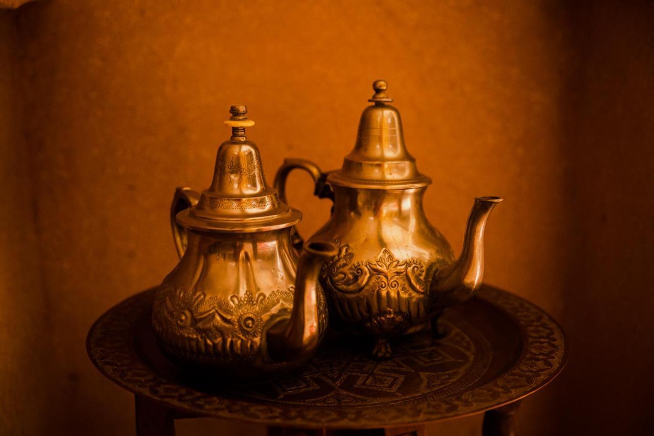 Riadsuerteloca Merzouga Hassilabied Eksteriør billede Teapots in Morocco