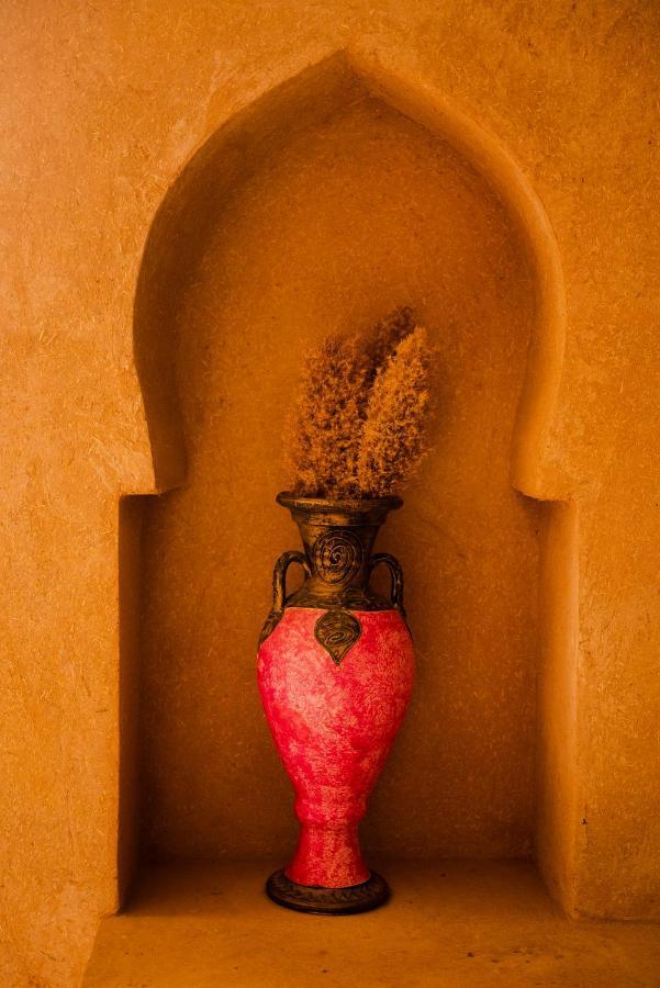 Riadsuerteloca Merzouga Hassilabied Eksteriør billede Incense burner in the temple