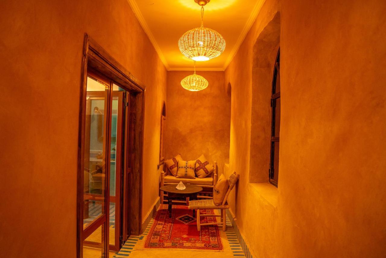 Riadsuerteloca Merzouga Hassilabied Eksteriør billede A passageway in the Riad