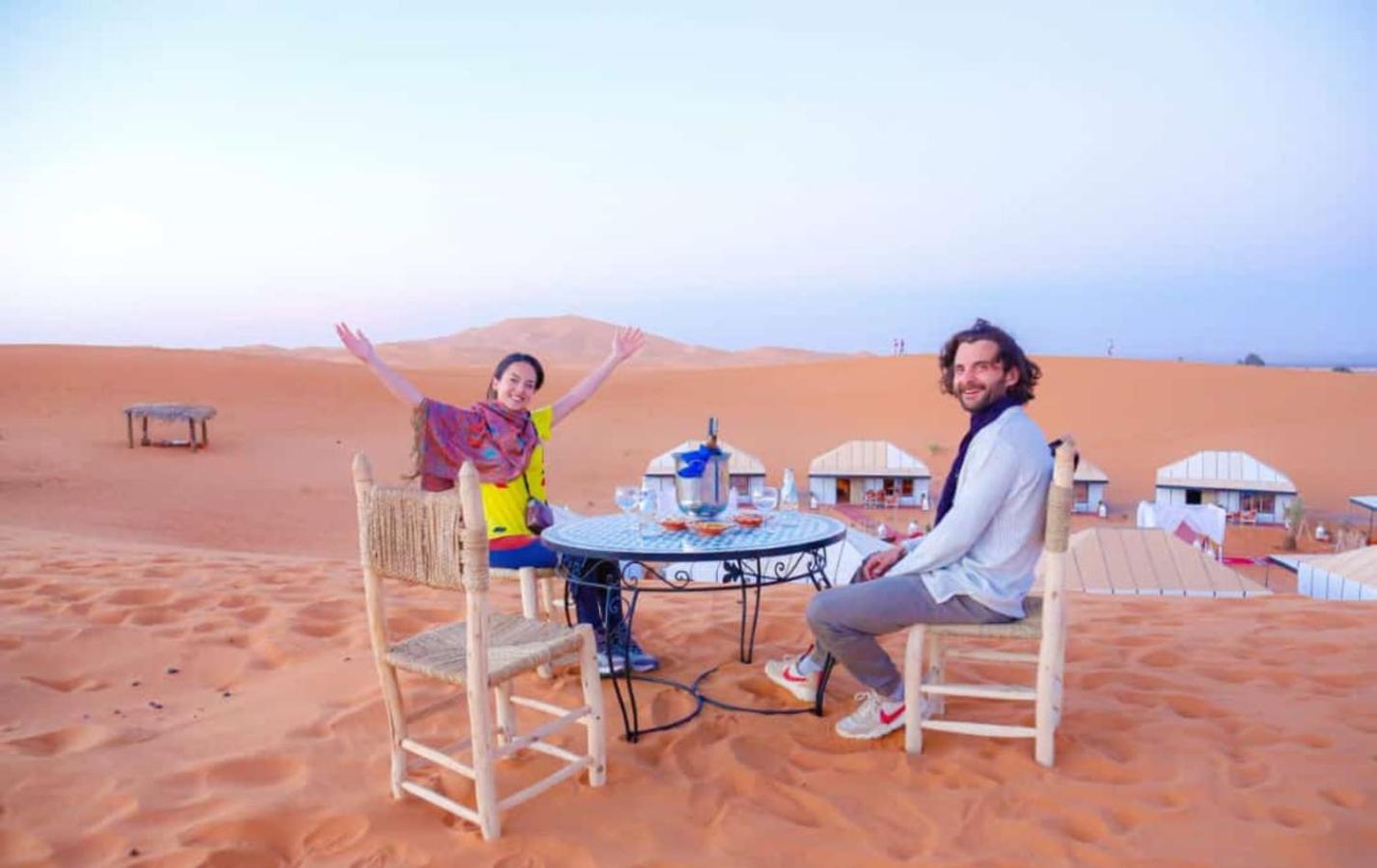 Riadsuerteloca Merzouga Hassilabied Eksteriør billede Tourists in the desert