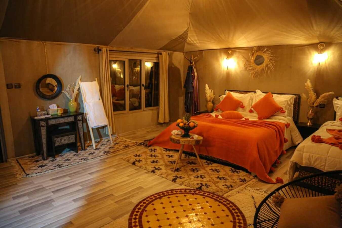 Riadsuerteloca Merzouga Hassilabied Eksteriør billede Interior of a luxury tent