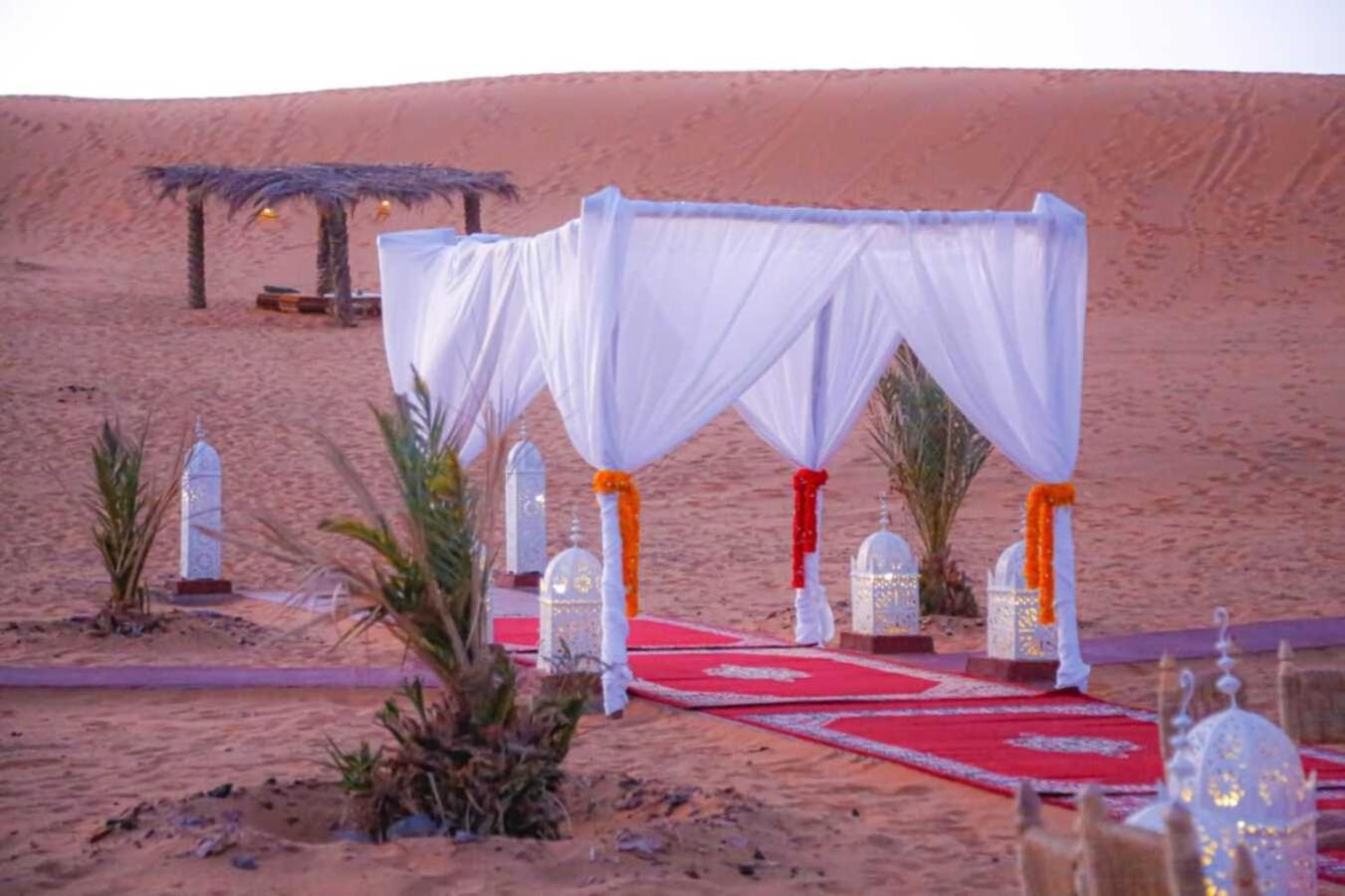 Riadsuerteloca Merzouga Hassilabied Eksteriør billede A tent in the desert