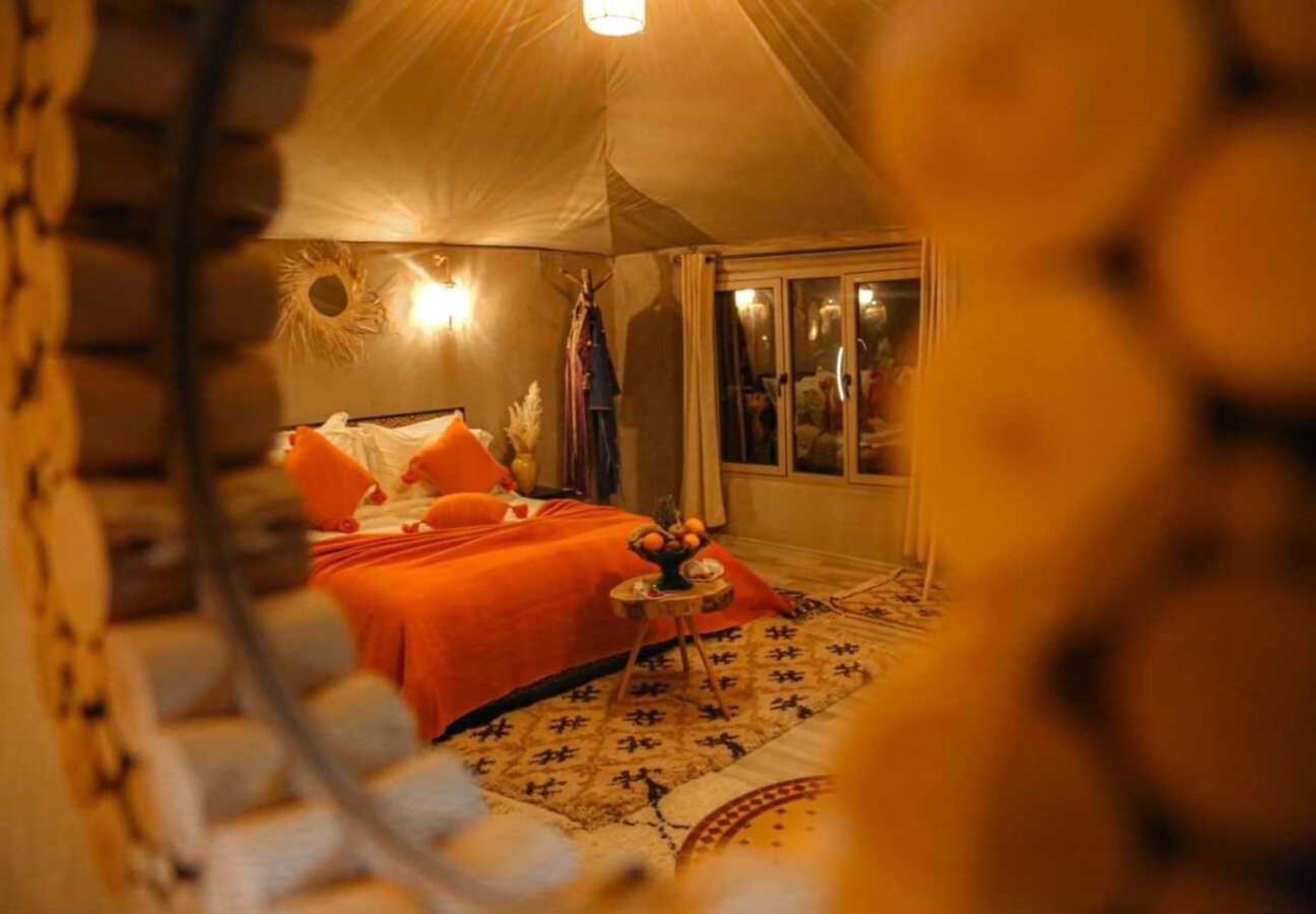Riadsuerteloca Merzouga Hassilabied Eksteriør billede A bedroom in a luxury tent