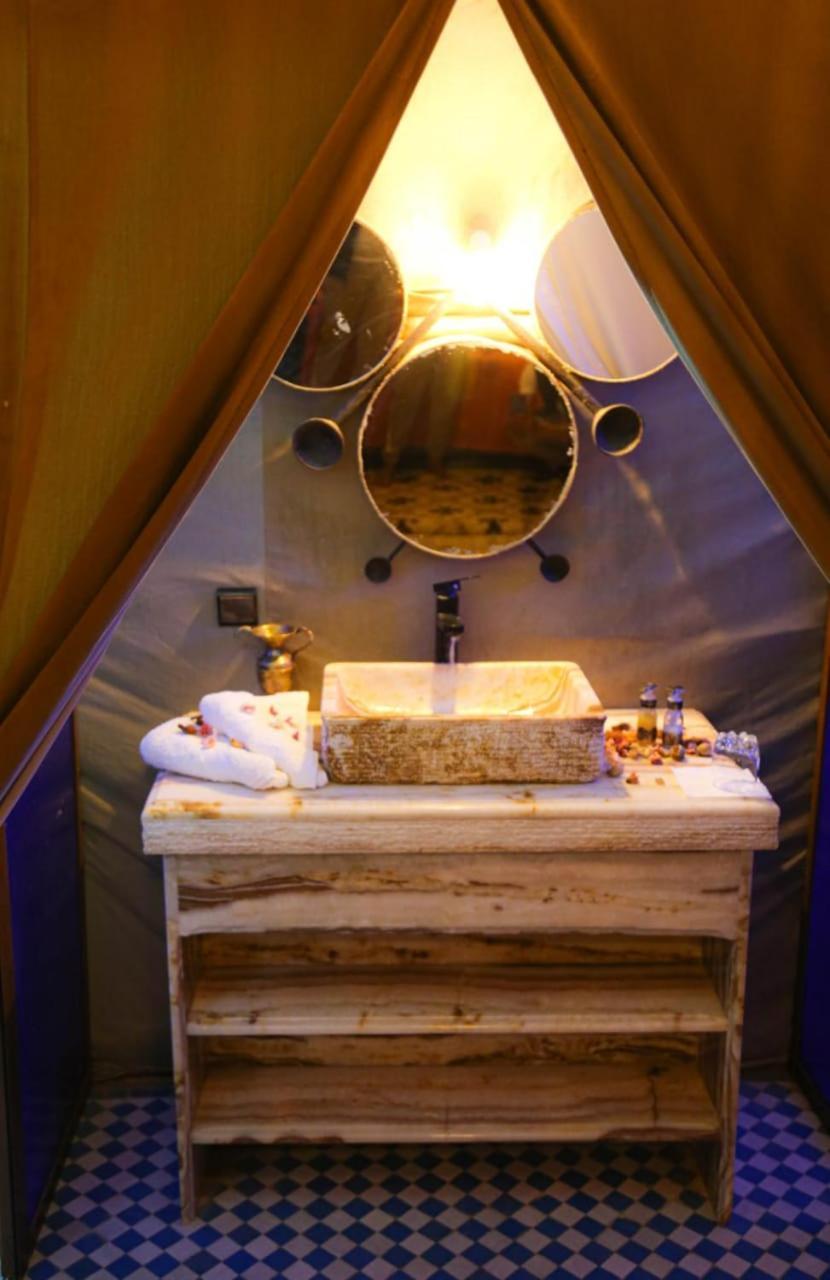 Riadsuerteloca Merzouga Hassilabied Eksteriør billede Bathroom in a tent