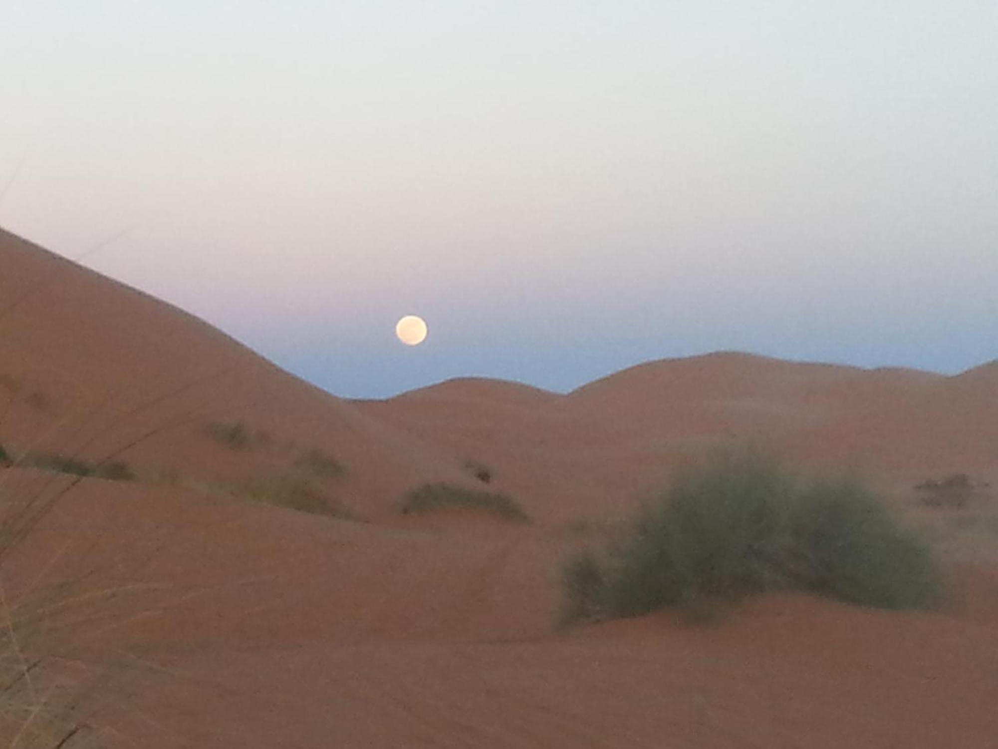 Riadsuerteloca Merzouga Hassilabied Eksteriør billede Moon over the dunes