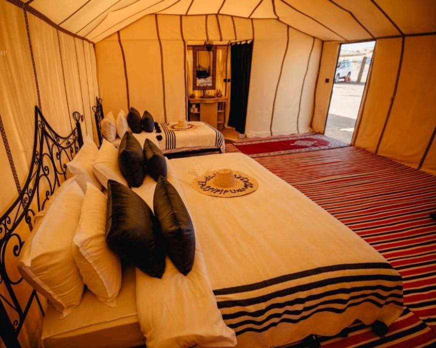 Riadsuerteloca Merzouga Hassilabied Eksteriør billede Interior of a luxury tent