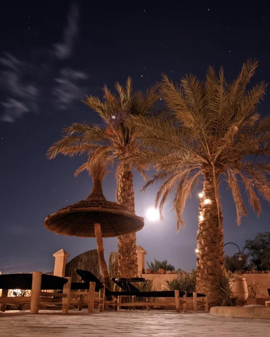 Riadsuerteloca Merzouga Hassilabied Eksteriør billede Fountain at the Oasis of Mara