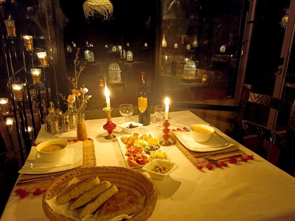 Riadsuerteloca Merzouga Hassilabied Eksteriør billede A romantic dinner