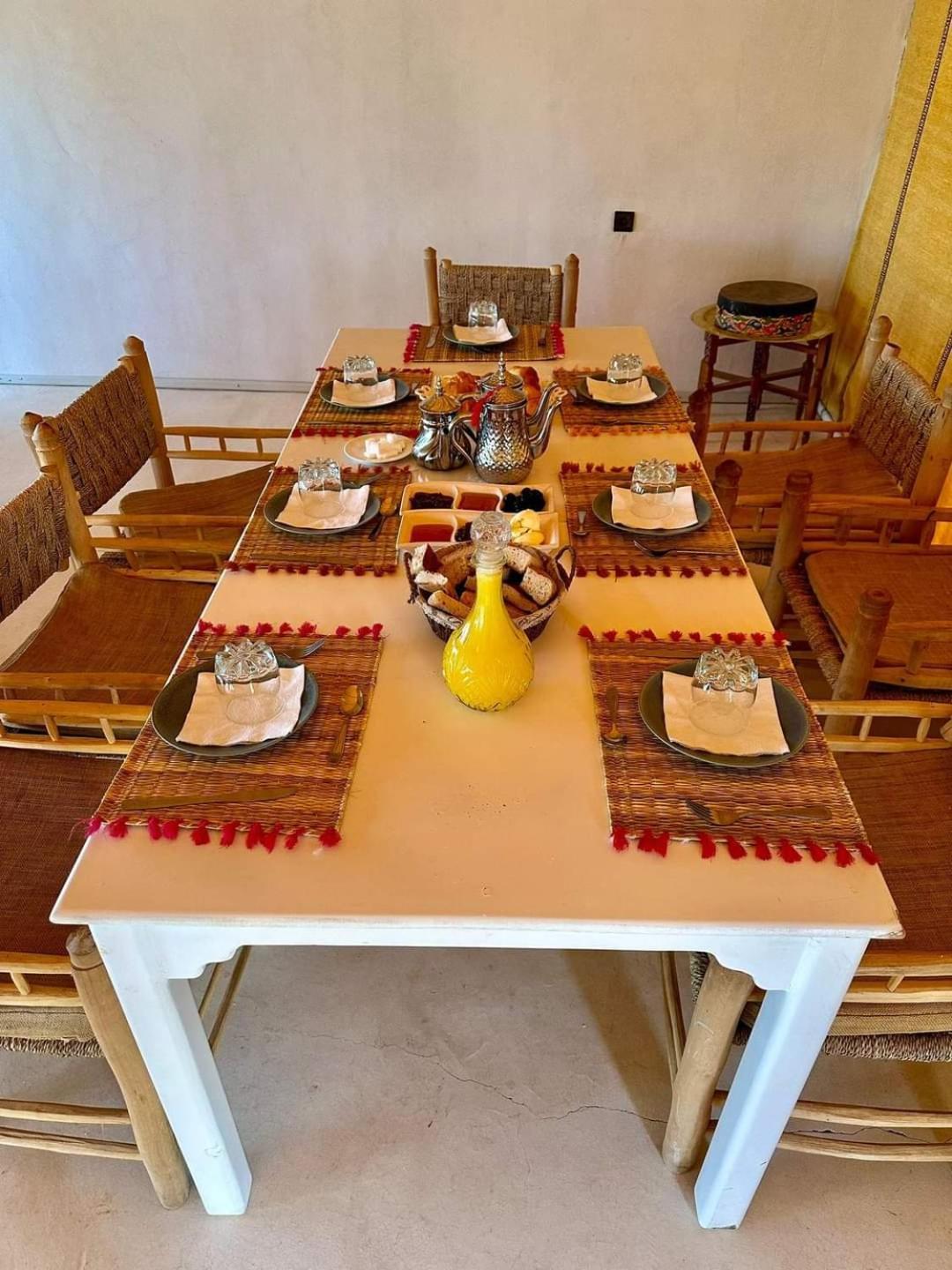 Riadsuerteloca Merzouga Hassilabied Eksteriør billede A table set for a meal