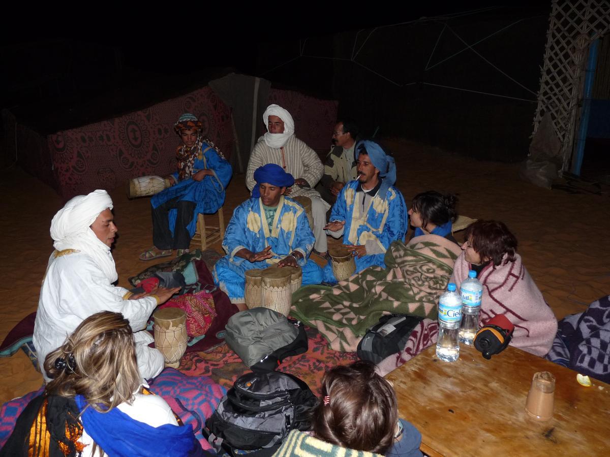Riadsuerteloca Merzouga Hassilabied Eksteriør billede Gnaou musicians in a desert camp