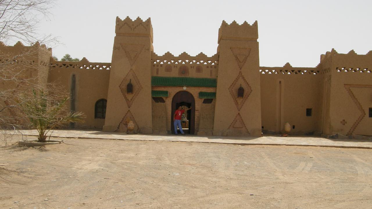 Riadsuerteloca Merzouga Hassilabied Eksteriør billede The palace of the sultan of the Kanembu Empire in the 19th century