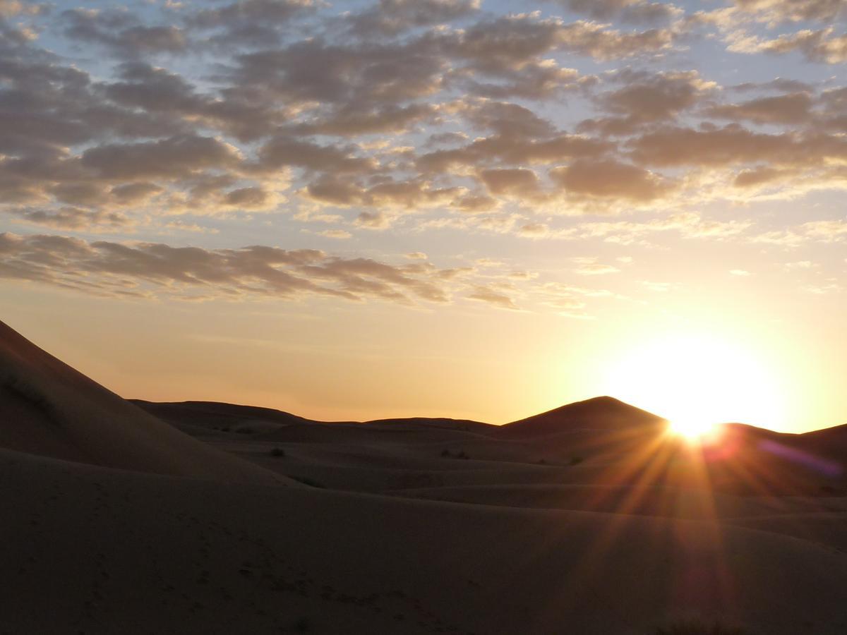 Riadsuerteloca Merzouga Hassilabied Eksteriør billede Sunset over the dunes