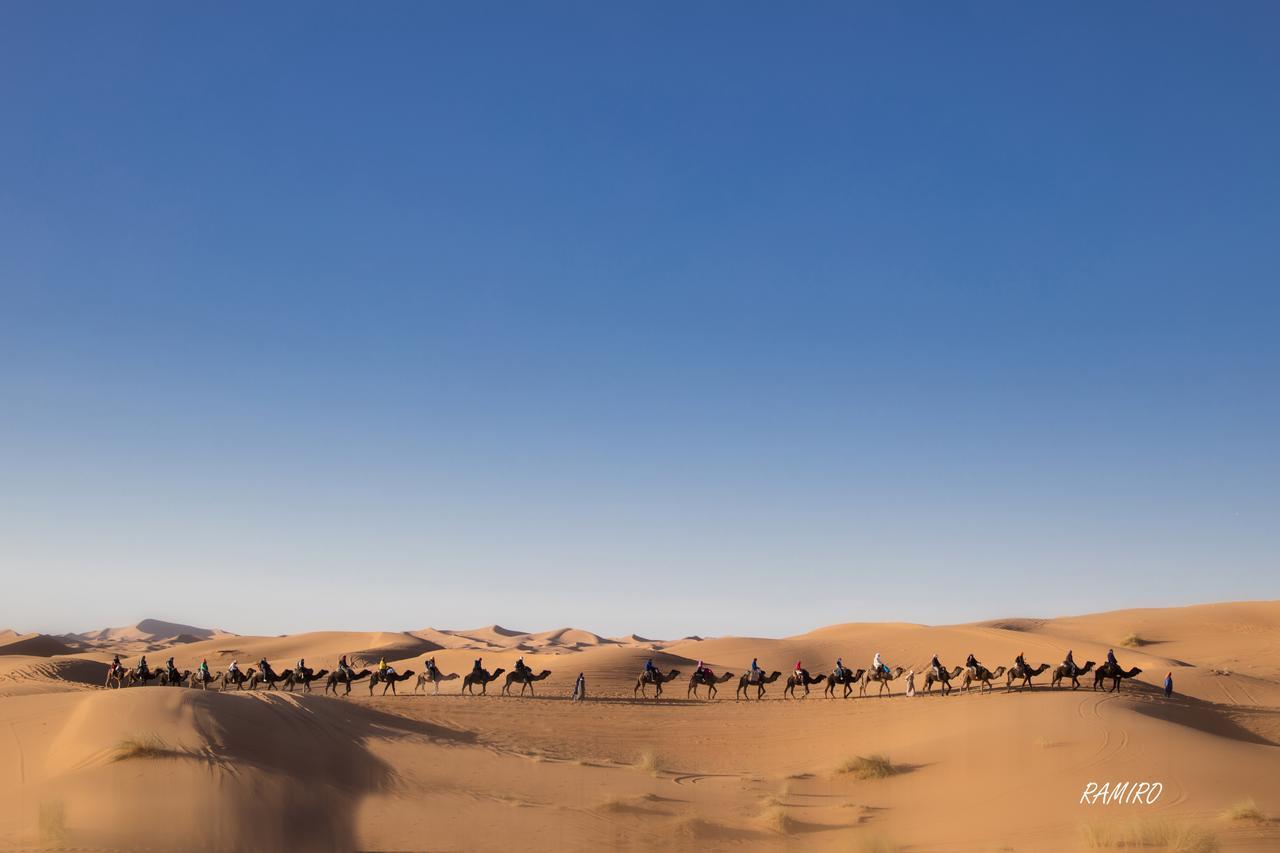 Riadsuerteloca Merzouga Hassilabied Eksteriør billede A caravan in the Sahara